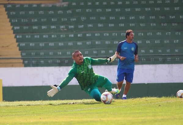 Série B: Elenco do Guarani estaria rachado; goleiro nega