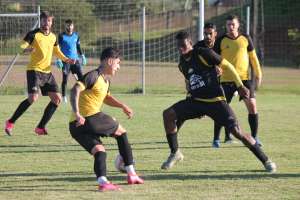 Série C: Após primeira derrota, torcida faz cobrança em frente ao CT do Criciúma