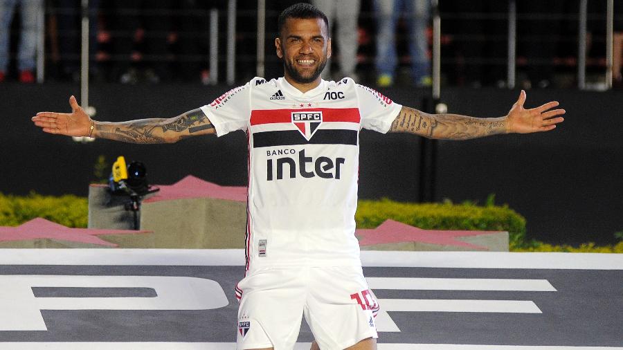 Após polêmica, Daniel Alves pode deixar o São Paulo