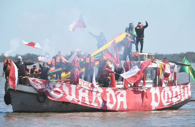 Libertadores: Torcedores do Inter vão de barco apoiar treino antes do Gre-Nal. Vídeo!