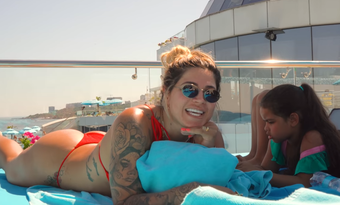 Esposa de ex-Corinthians, ‘Mulher Samambaia’ é expulsa de piscina em resort na Ucrânia