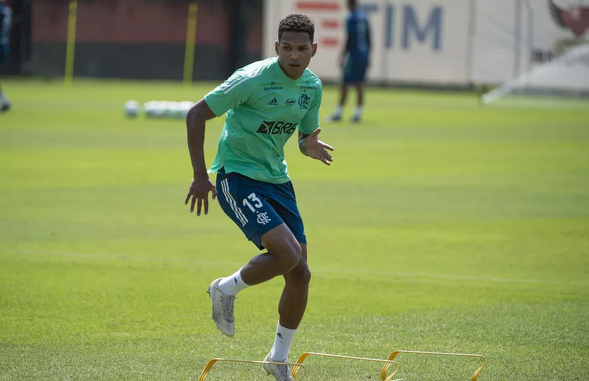 Zicado? Voo que leva substitutos do Flamengo ao Equador fica ‘preso’ em Manaus