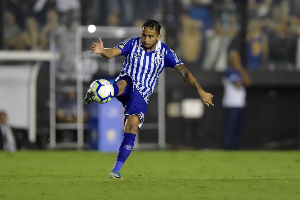 Lourenço é um dos jogadores que estão perto do Santa Cruz