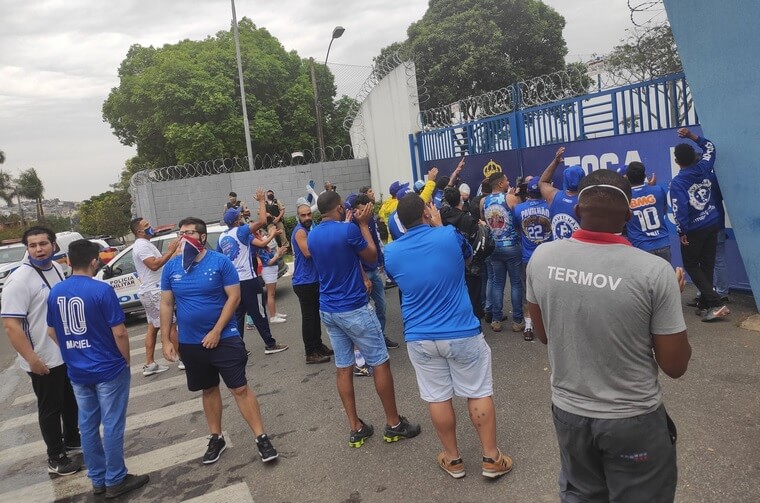 Série B: Torcida do Cruzeiro volta a protestar contra diretoria e time