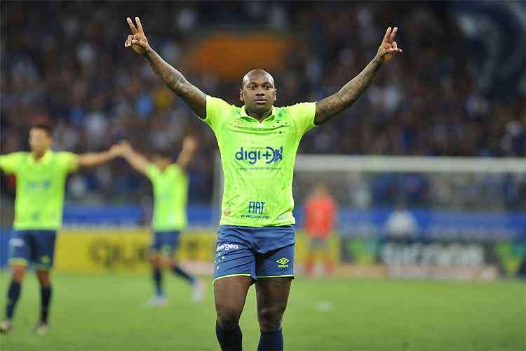 Após deixar Coritiba, atacante polêmico está de volta ao Cruzeiro