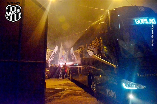 Torcedores do América armam ‘emboscada’ e ‘recepcionam’ ônibus da Ponte com pontapés