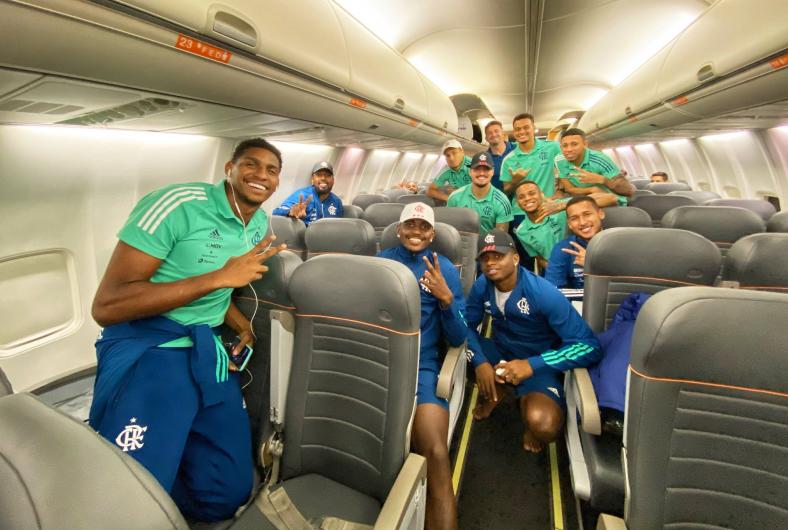 Batalhão de médicos recebe Flamengo no aeroporto após casos de Covid-19