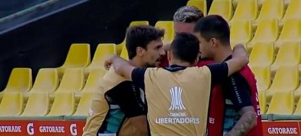Rodrigo Caio testa positivo para Covid-19; Veja foto dele abraçado com jogadores