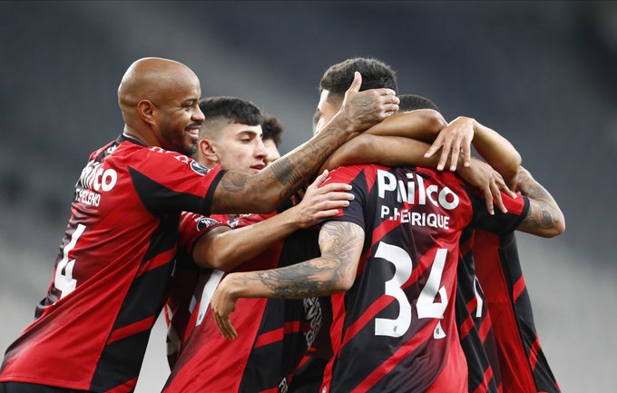 Athletico derrota o Colo Colo