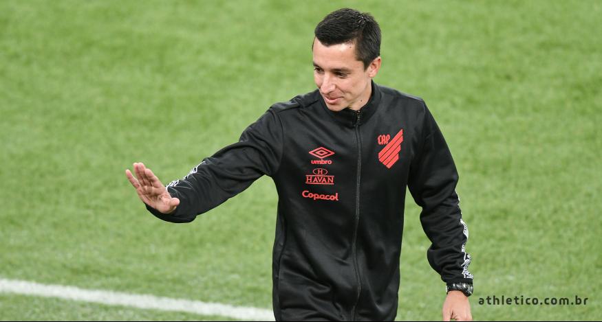 Eduardo Barros vê evolução no Athletico e fala em ‘humildade’ para carimbar vaga