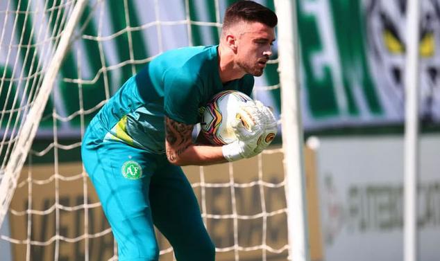 Com um jogo em 2020, goleiro pede liberação na Chapecoense