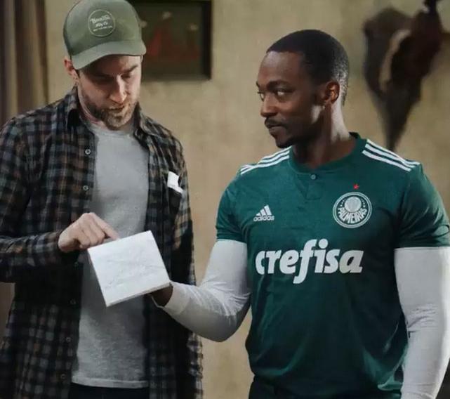 Falcão, dos Vingadores, é clicado com a camisa do Palmeiras. FOTO AQUI!