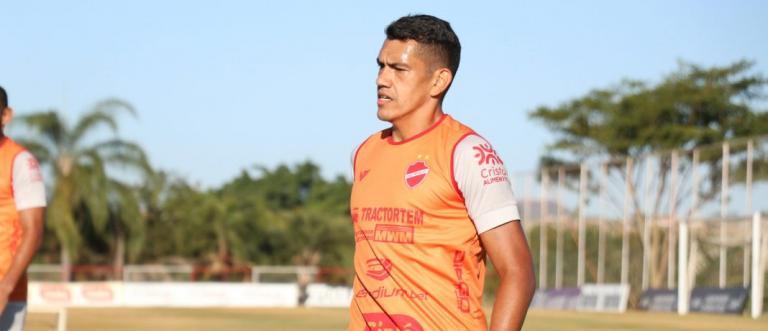 Lateral finalista da Libertadores de 2014 deixa time da Série C após 20 minutos em campo