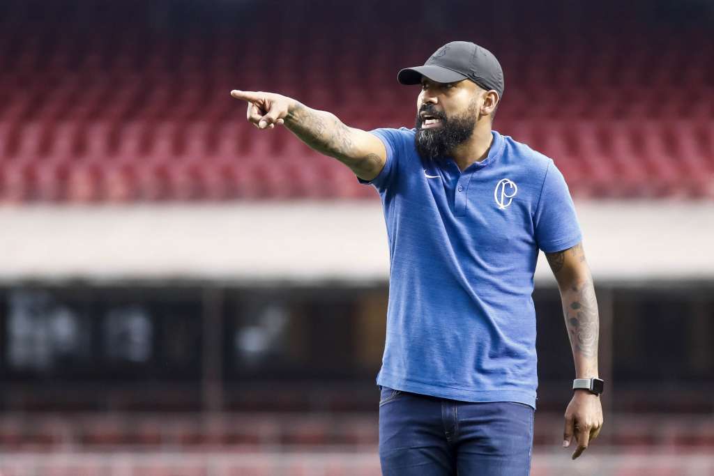 Arrumar defesa do Corinthians, a grande missão de Coelho até jogo com Atlético-GO