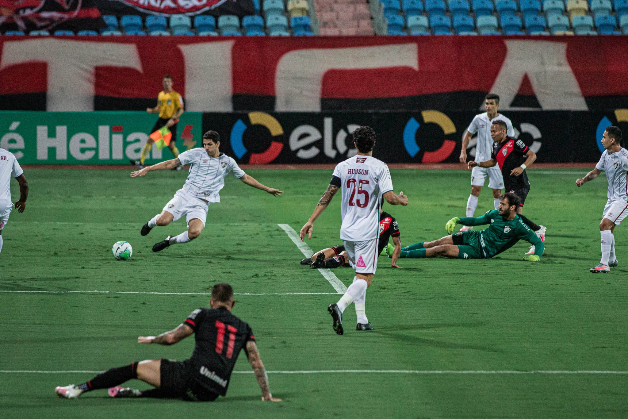Copa do Brasil: Técnico fala em poucas chances criadas e lamenta eliminação do Flu