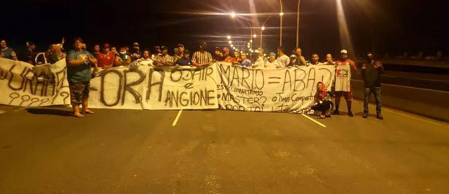 Torcida do Fluminense protesta em aeroporto contra eliminação do Fluminense