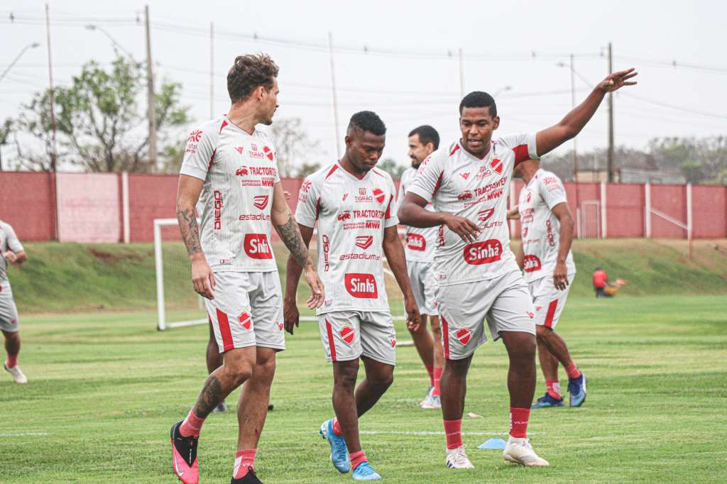 De olho na liderança provisória, Vila Nova irá repetir escalação pela 5ª vez