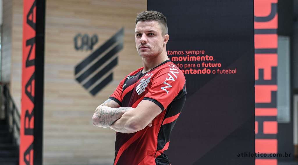 Renato Kayzer foi oficializado como reforço do Athletico-PR (Foto: Fabio Wosniak/Site Oficial)