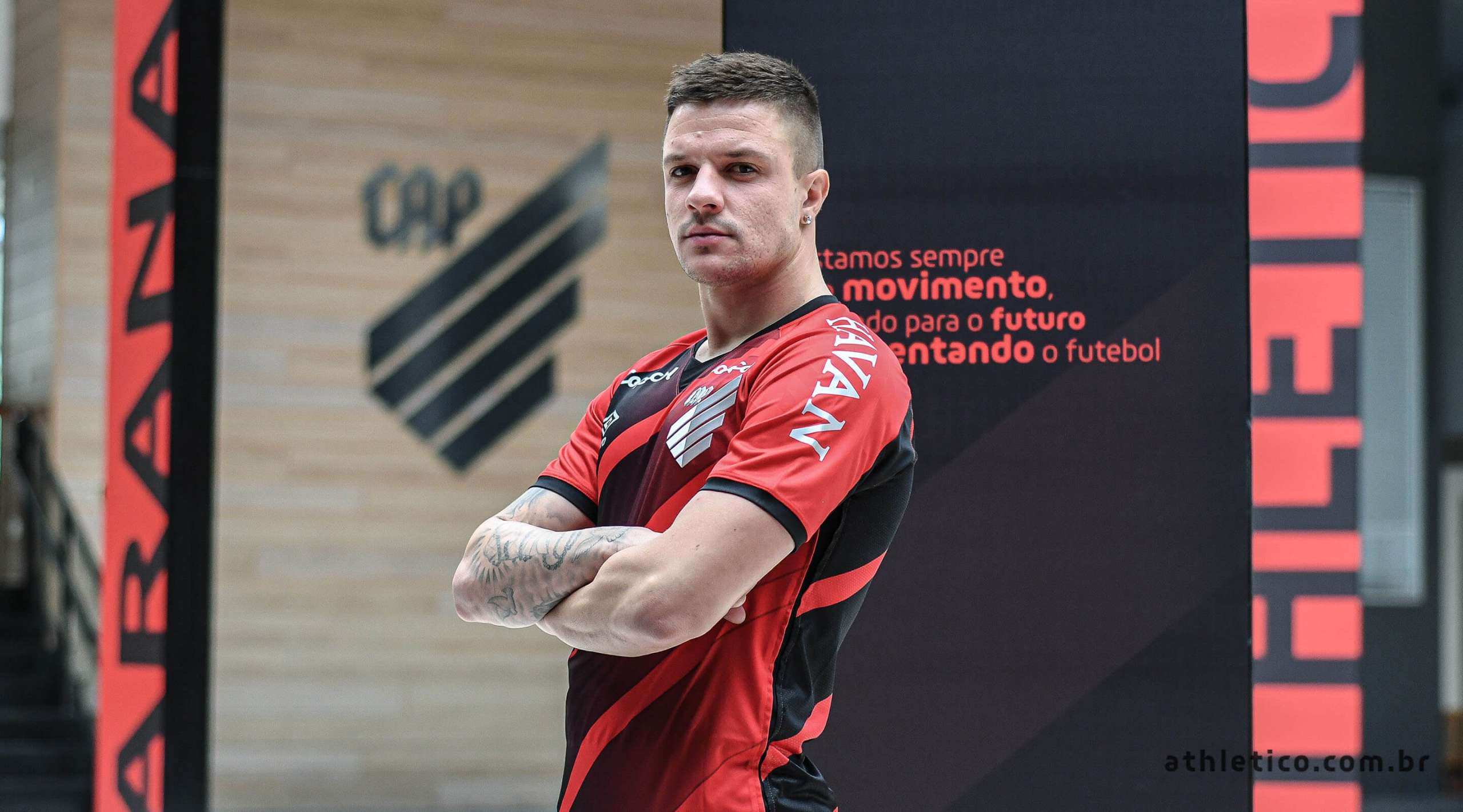 Athletico-PR oficializa ex-Ponte e aguarda ex-meia do Corinthians na segunda