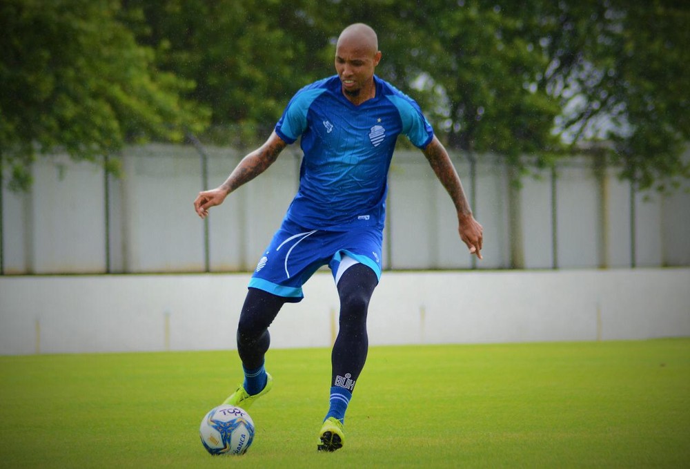 Avaí acerta com ex-zagueiro do CSA e fica perto de lateral do Cruzeiro