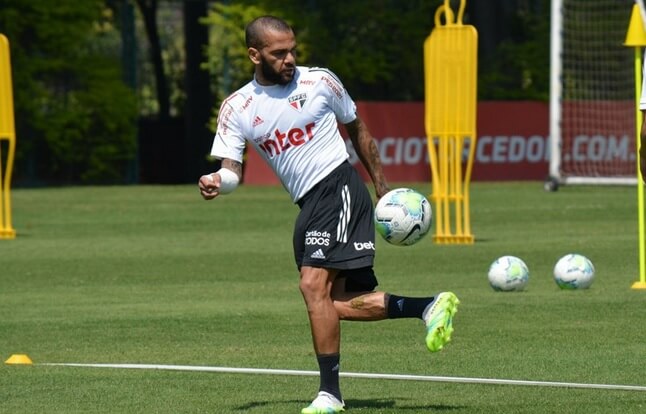 Daniel Alves foi o principal alvo dos torcedores (Foto: Rubens Chiri/São Paulo)