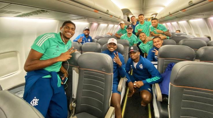 Flamengo demite funcionário que tirou foto de jogadores sem máscara