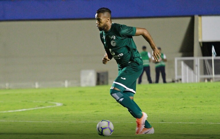 Zagueiro-artilheiro recebe proposta do Catar e deixa o Goiás