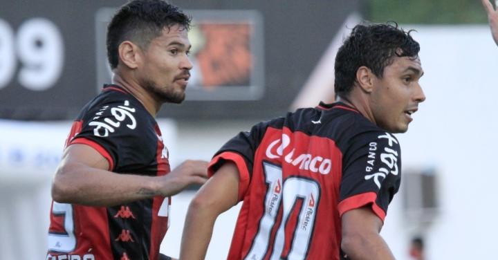 Léo Ceará, à esquerda, fez dois gols pelo Vitória. Foto: Letícia Martins
