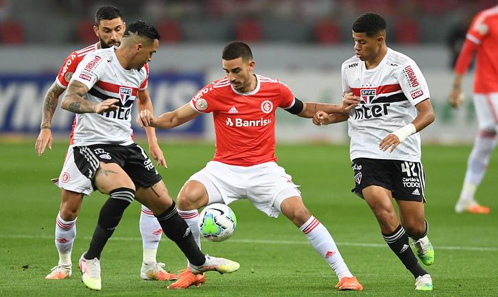 Thiago Galhardo, ao centro, marcou seu nono gol pelo Inter-RS