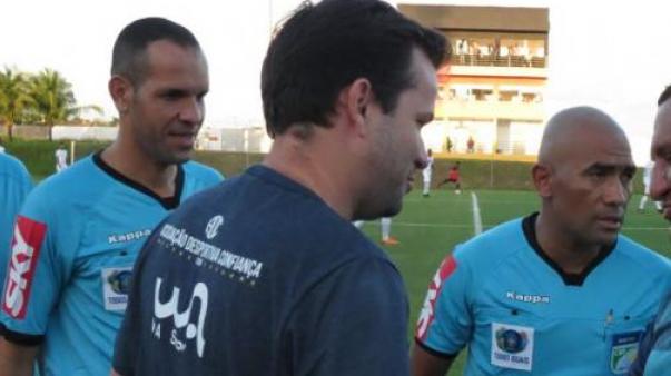 Daniel Paulista tenta organizar o Confiança