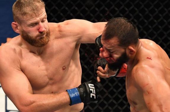 Polonês fica com cinturão de Jon Jones