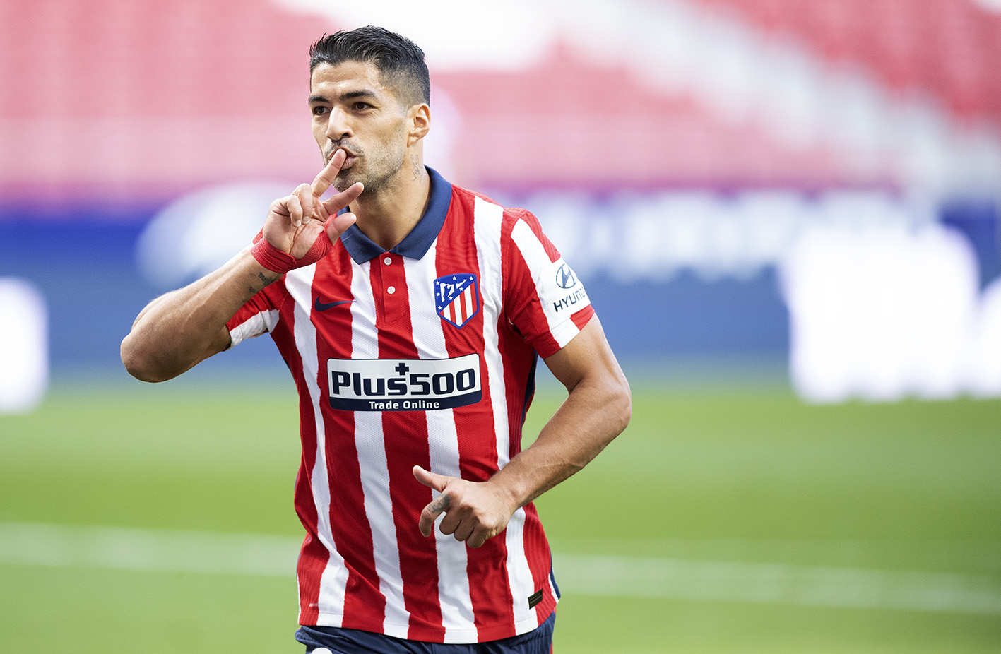 Campeão espanhol, Suárez confirma permanência do Atlético de