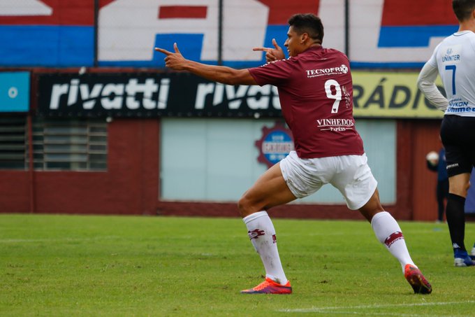 Os dois gols da vitória foram marcados pelo atacante Giovane Gomes, que fez seu primeiro jogo como titular no time gaúcho