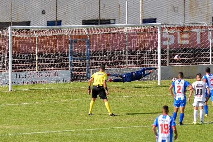 Douglas, na defesa do pênalti Douglas, na defesa do pênalti