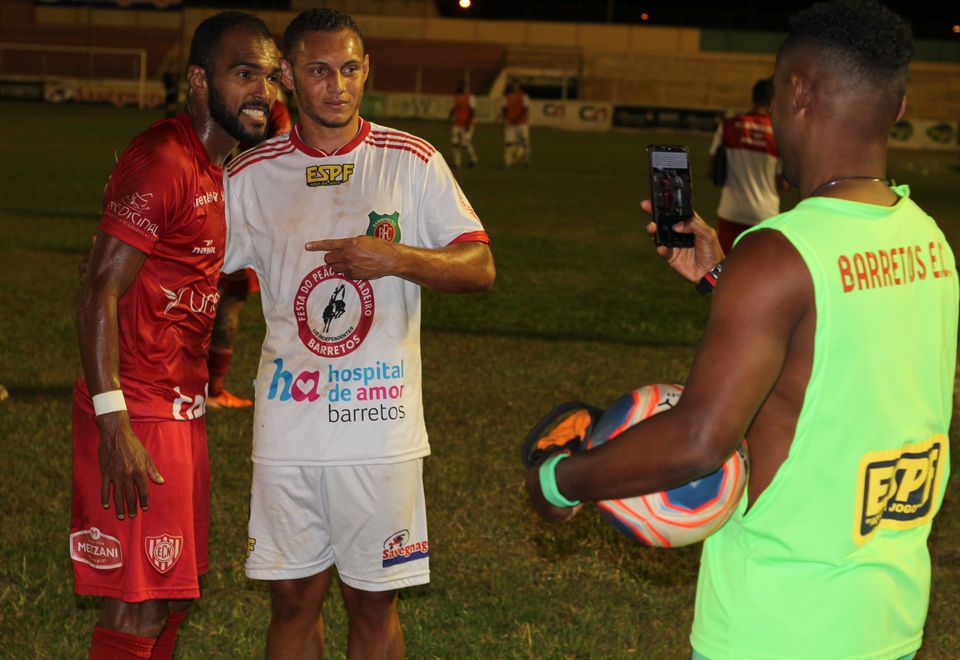 Hoje no Noroeste, campeão mundial pelo São Paulo é tietado por adversários após jogo