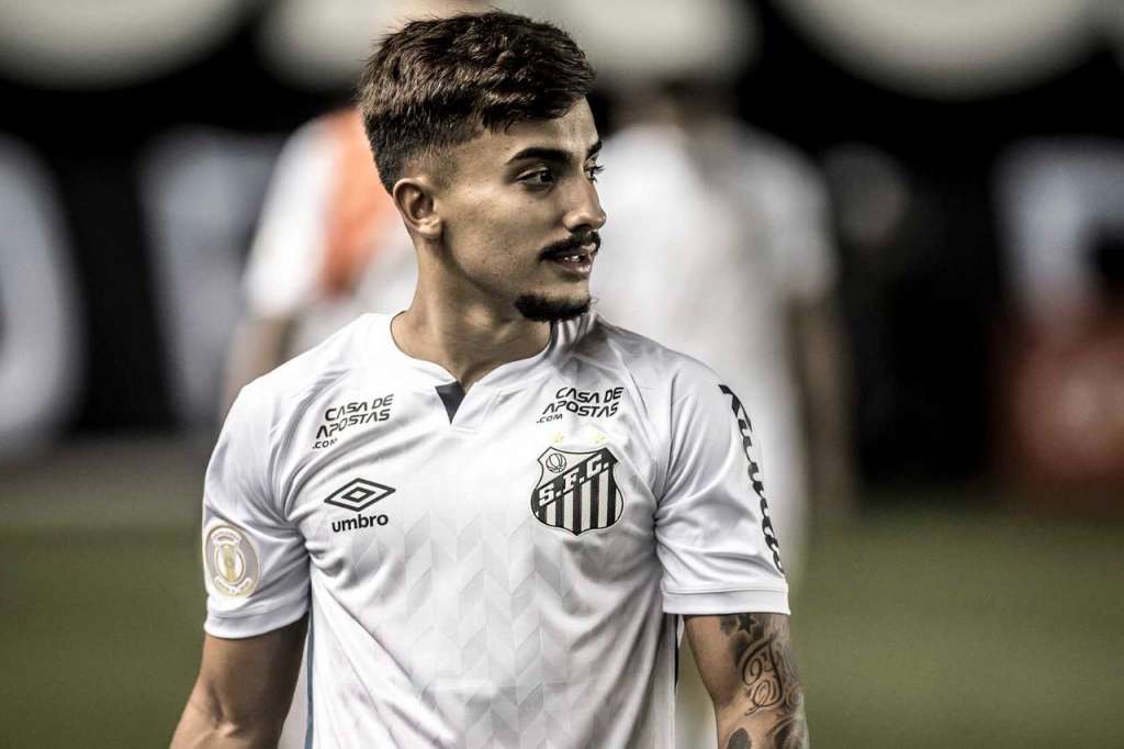 O jovem meia Lucas Lourenço pode ganhar chance no time titular do Santos (Foto: Divulgação/Santos)