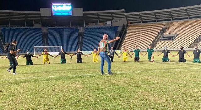 Sérgio Frota (ao centro) celebrou o sexto título estadual do Sampaio Corrêa sob sua gestão (Foto: Divulgação)