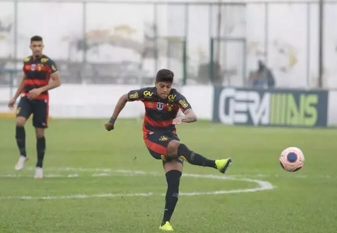 Ex-volante do Guarani passa por exames após desconforto cardiorrespiratório