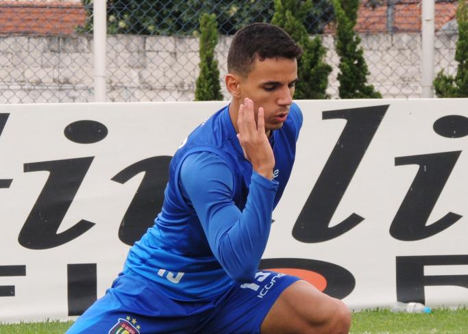 Paulista A2: “Trabalhando bastante”, diz lateral do São Caetano sobre semifinal