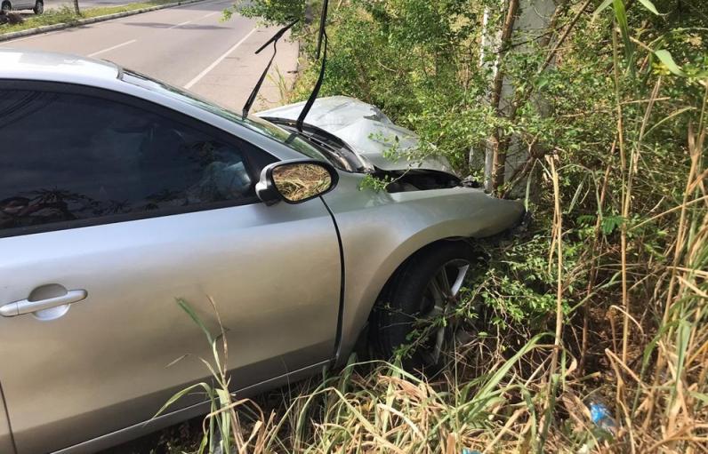Meia de time da Série D perde controle de carro e bate em dois postes de energia