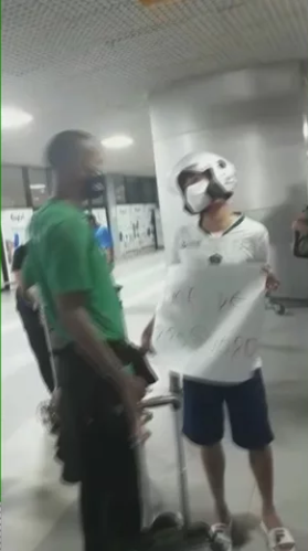 Virou moda! Time da Série C desembarca com protestos de torcida em Aeroporto