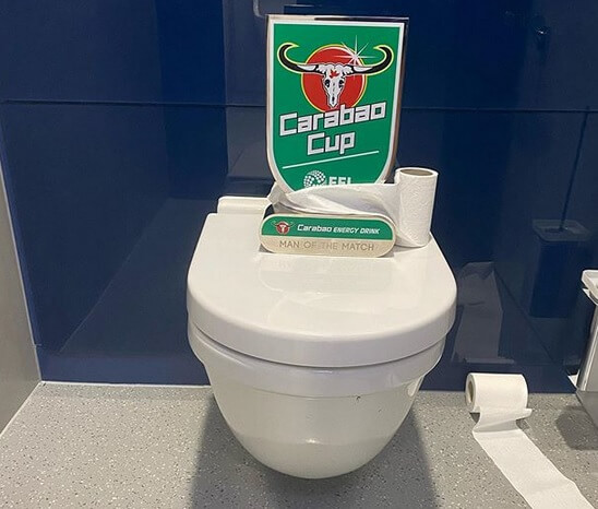 Zagueiro do Tottenham explica ida ao banheiro durante jogo: “Natureza chamando”