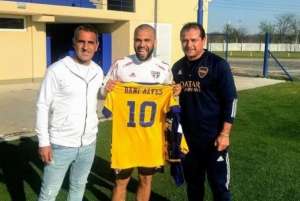 Dani Alves posa com camisa do Boca e apimenta rivalidade contra River