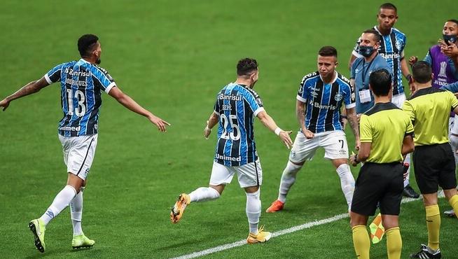 Pepê comemora o primeiro gol do Grêmio (Foto: Lucas Uebel/Grêmio)