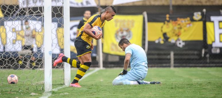 São Bernardo fez gol de pênalti, mas precisa marcar mais 3 gols em 16 minutos