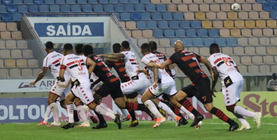 Duelo equilibrado na Arena Barueri. Foto: Alex Caús - Oeste