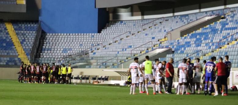 Faltou luz e jogo ficou parado 14 minutos no 1.º tempo