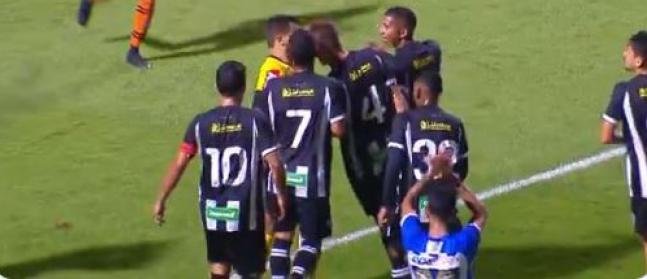 Árbitro relata cabeçada, peitada e xingamento de vagabundo de zagueiro do Figueirense