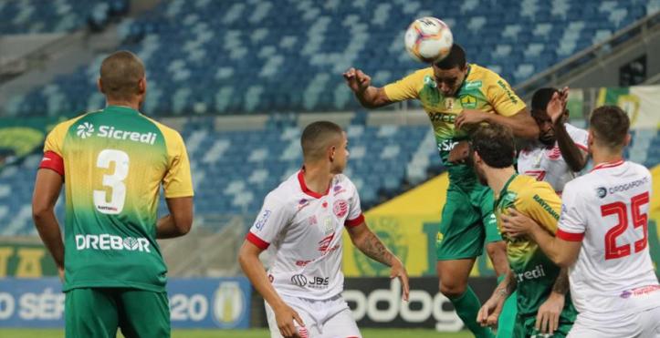 Jenison subiu e testou firme para as redes