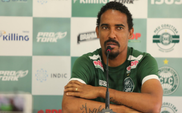 Zagueiro agradece Coritiba em carta de despedida após dois anos no clube